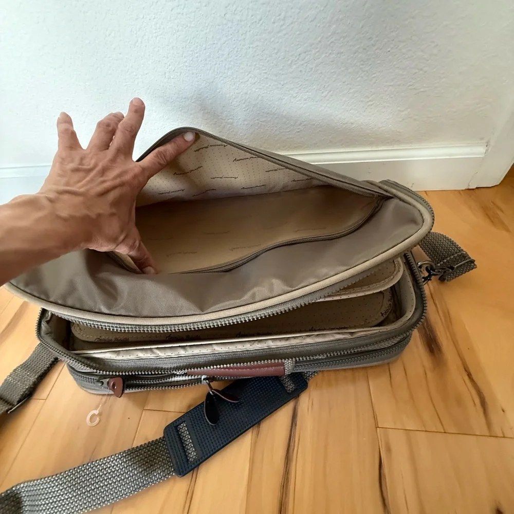 American Traveler Tan laptop Bag